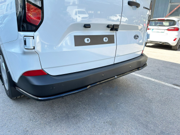 Preview: Heckdiffusor passend für Ford Transit Custom 10/2023 und VW T7 in GLANZ SCHWARZ mit Schmutzfänger ab Werk