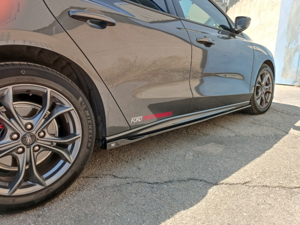Seitenschweller passend für Ford Focus ST und ST-Line und ST 2018- in GLANZ SCHWARZ