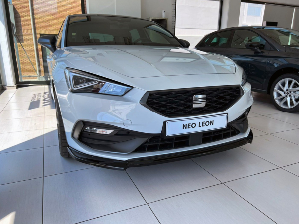 Frontspoiler passend für Seat Leon FR in GLANZ SCHWARZ 2020-