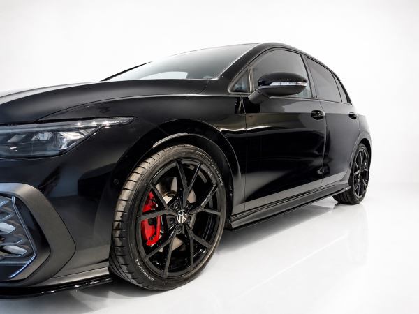 Seitenschweller passend für VW Golf 8 GTI GTE GTI-Clubsport R-Line in GLANZ SCHWARZ