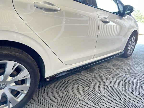 Seitenschweller passend für Peugeot 208 2012-2019 in GLANZ SCHWARZ