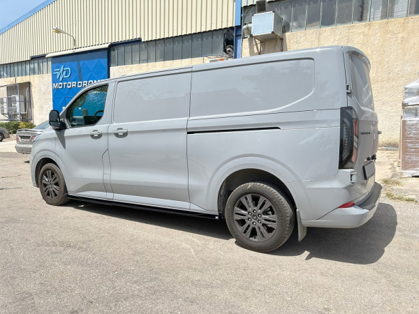 Seitenschweller passend für Ford Transit Custom 10/2023 und VW T7 langer Radstand in GLANZ SCHWARZ